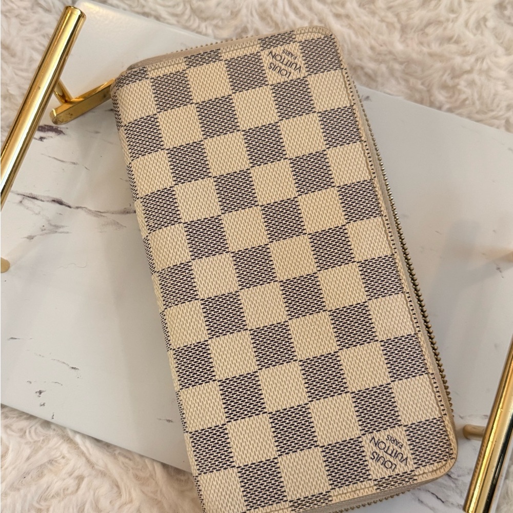 Louis Vuitton Zippy Wallet in Damier Azur Canvas - Authentic & preloved